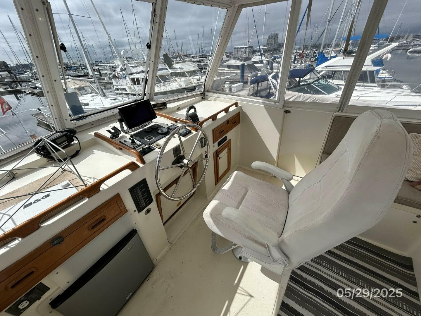 36' Kadey-Krogen flybridge helm1