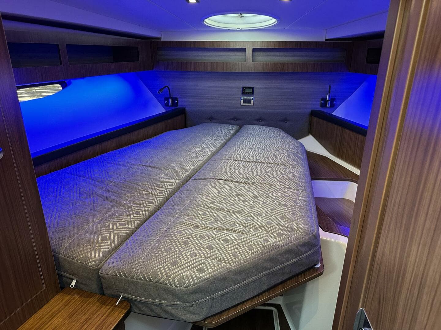 2020 Four Winns Vista 355 Coupe