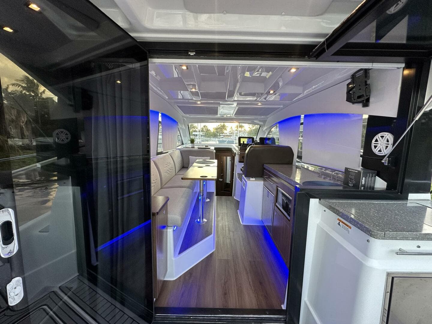 2020 Four Winns Vista 355 Coupe