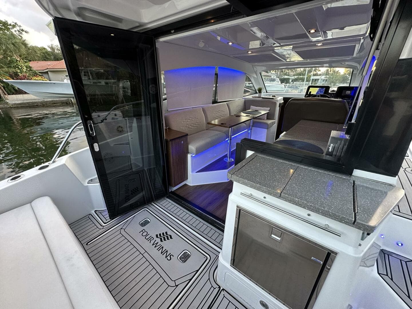 2020 Four Winns Vista 355 Coupe