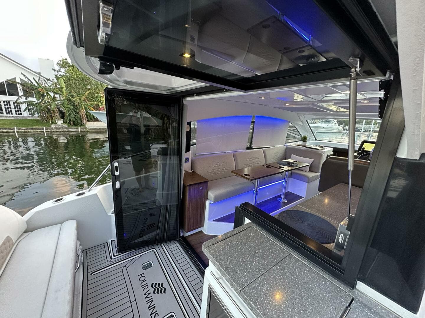 2020 Four Winns Vista 355 Coupe