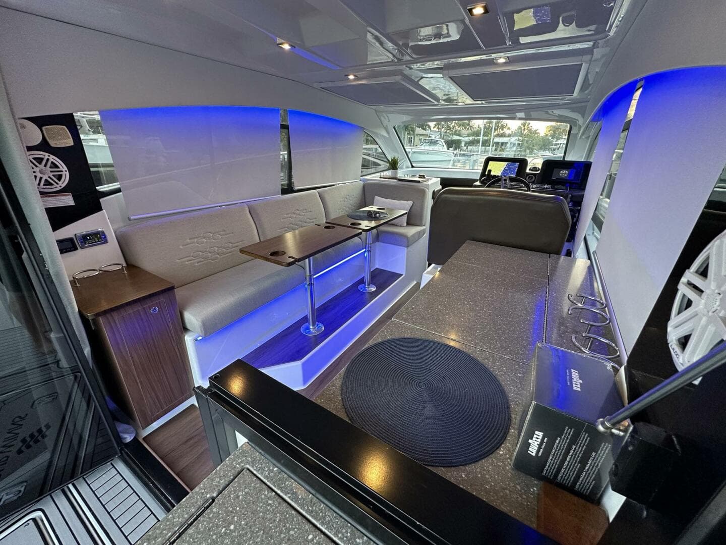 2020 Four Winns Vista 355 Coupe