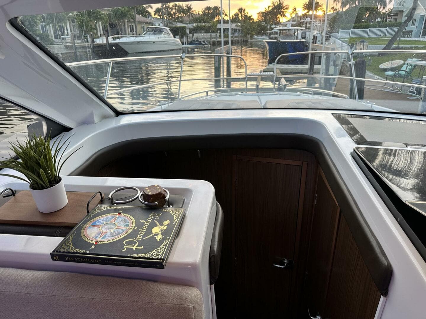 2020 Four Winns Vista 355 Coupe