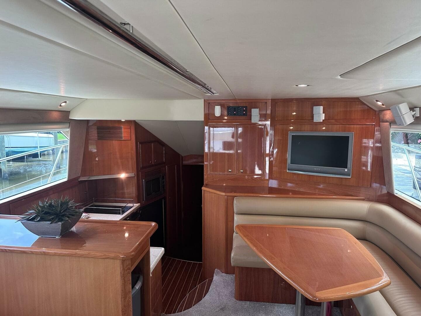 Riviera 51 Down Under  - Dinette