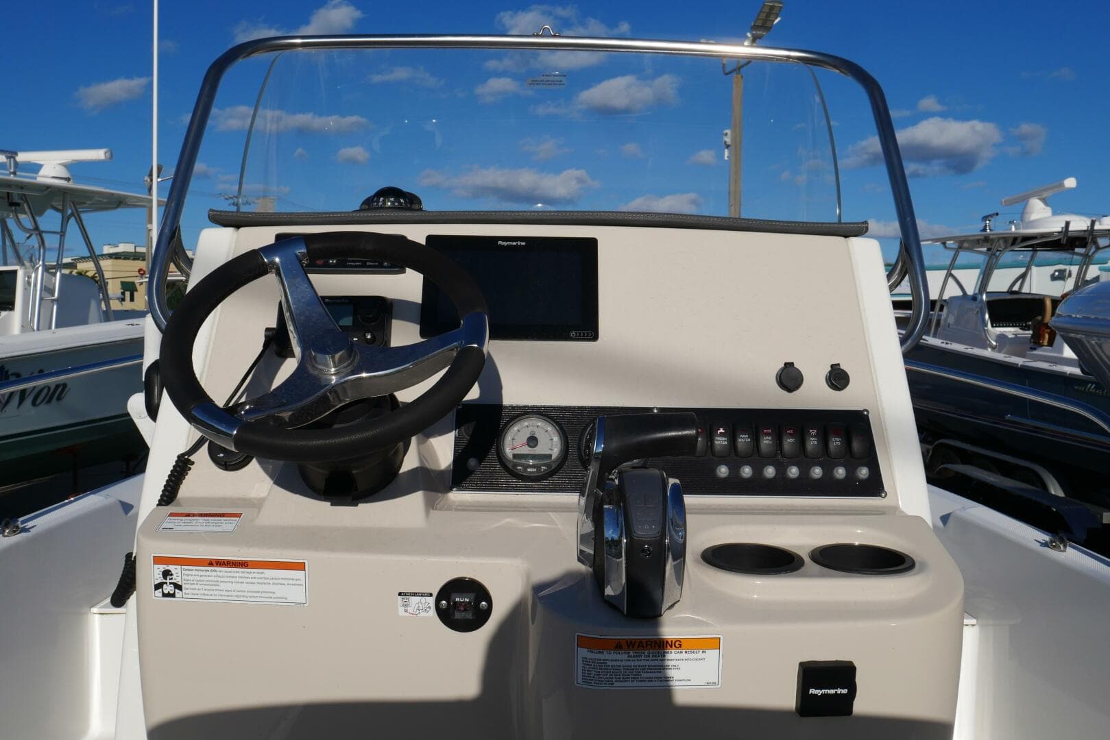 Boston Whaler 31 - CHUCK - Helm Station