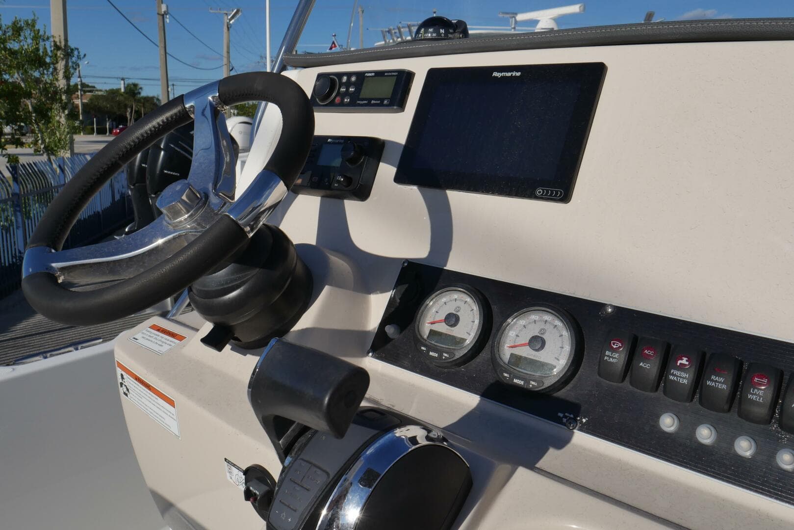 Boston Whaler 31 - CHUCK - Helm Station