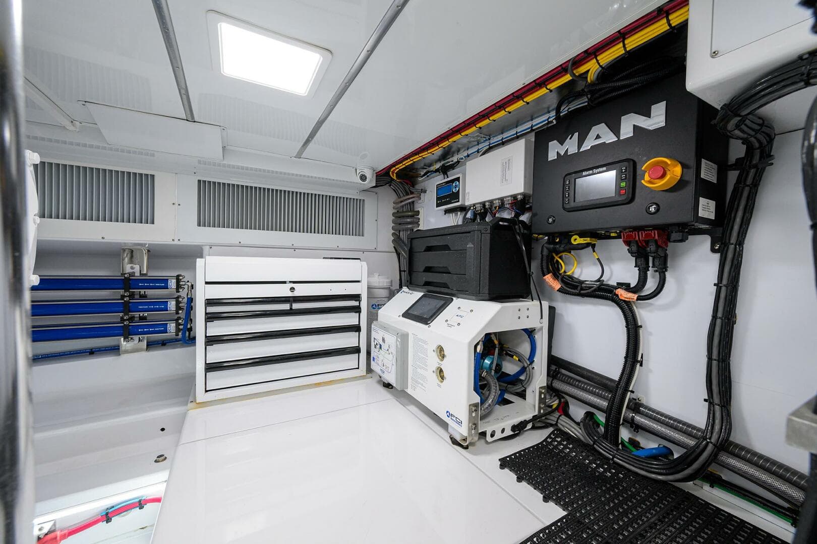 2004 Rybovich 62 Base Camp - Engine Room