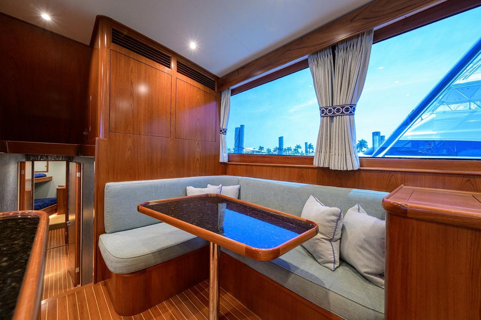 2004 Rybovich 62 Base Camp - Dinette