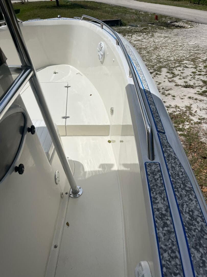 1998 Blue Fin 25 Center Console boat deck, featuring clean white surfaces and sturdy railings.