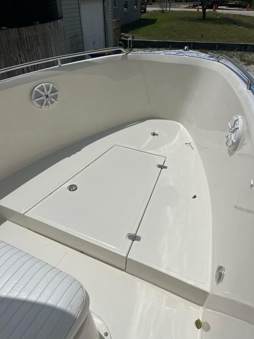 1998 Blue Fin 25 Center Console boat deck, featuring storage hatch and speakers.