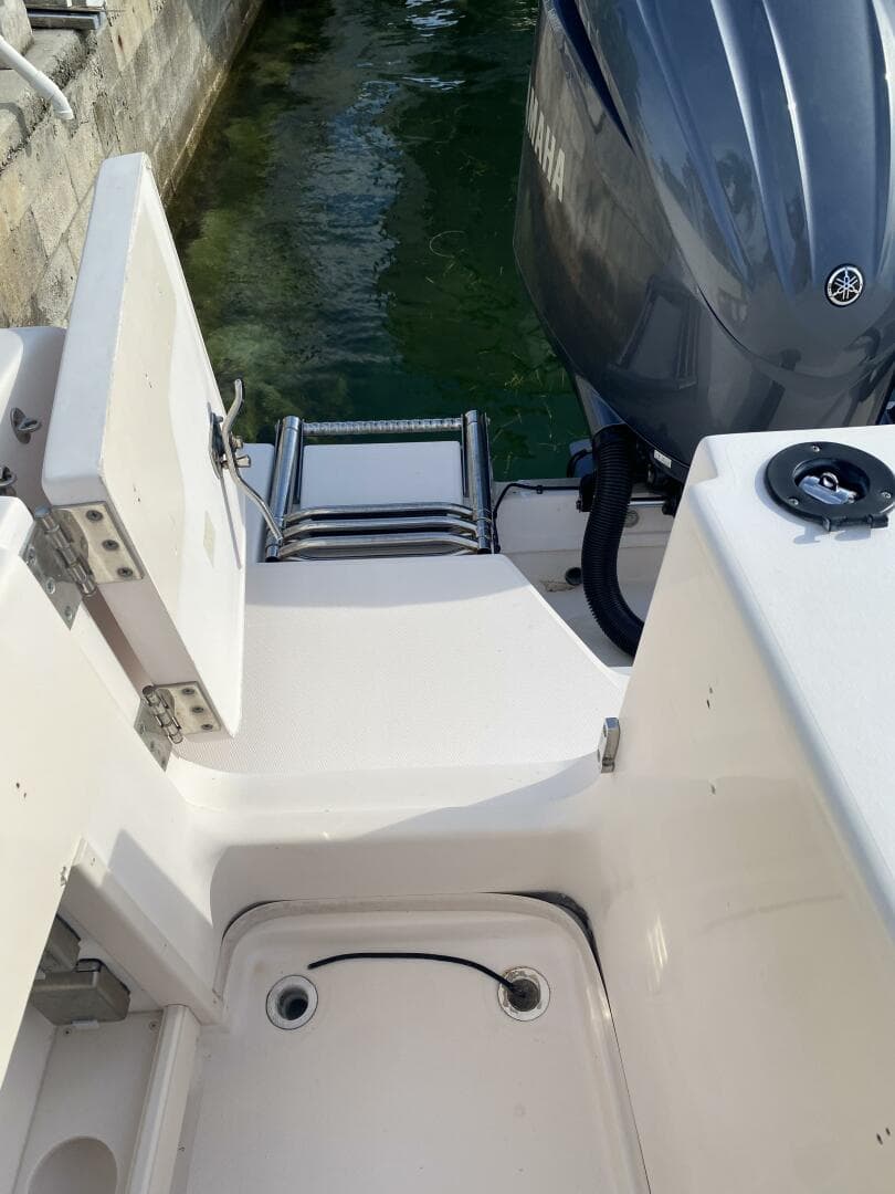 2005 Grady-White Marlin 300