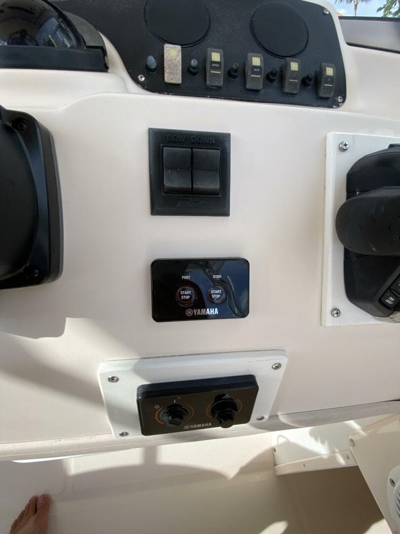 2005 Grady-White Marlin 300