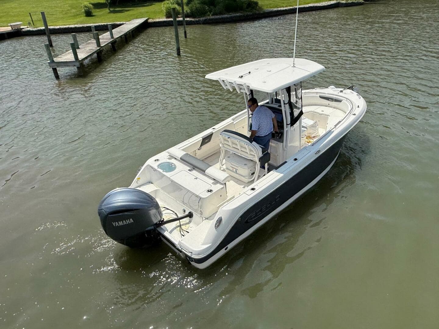 2022 Robalo R242 Center Console