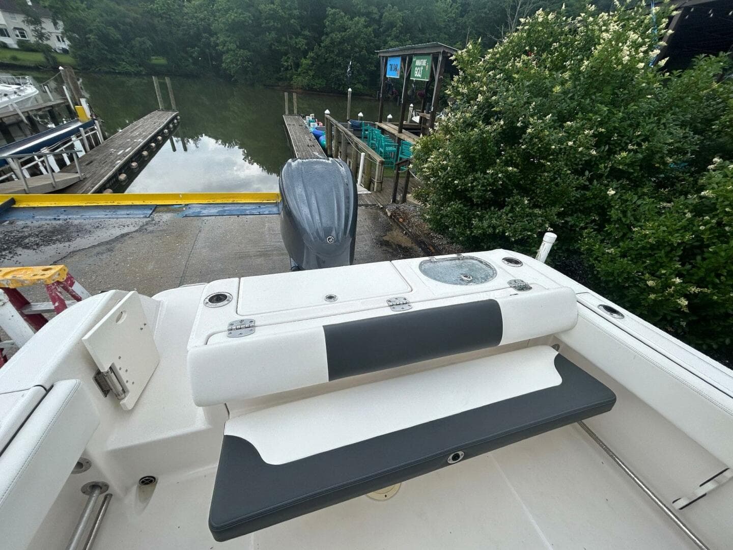 2022 Robalo R242 Center Console