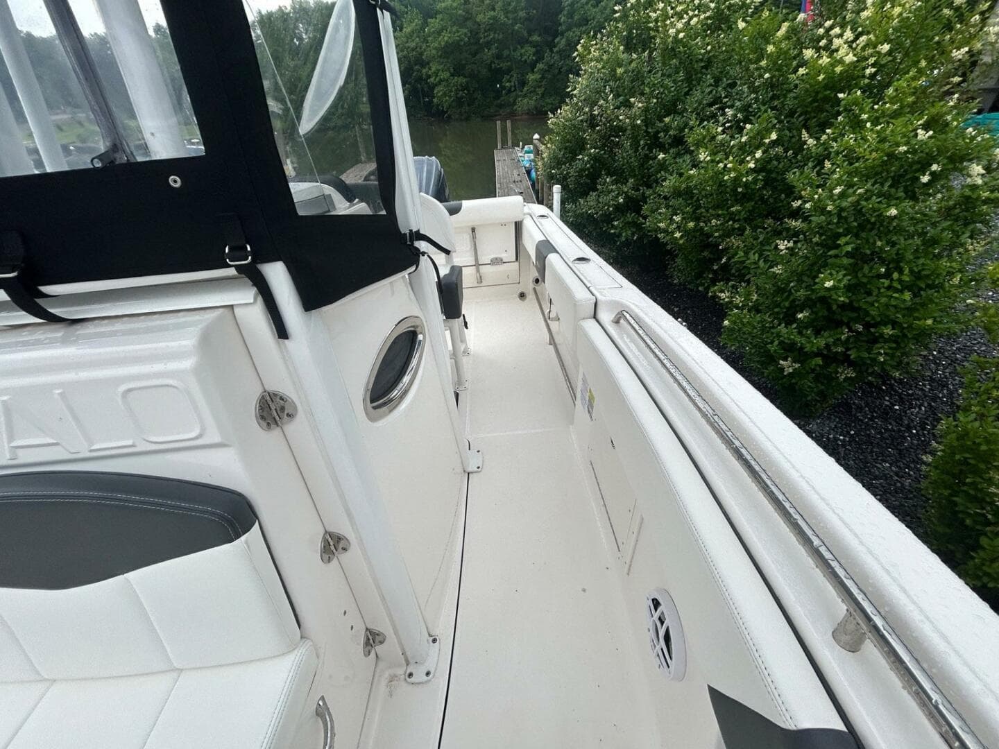 2022 Robalo R242 Center Console