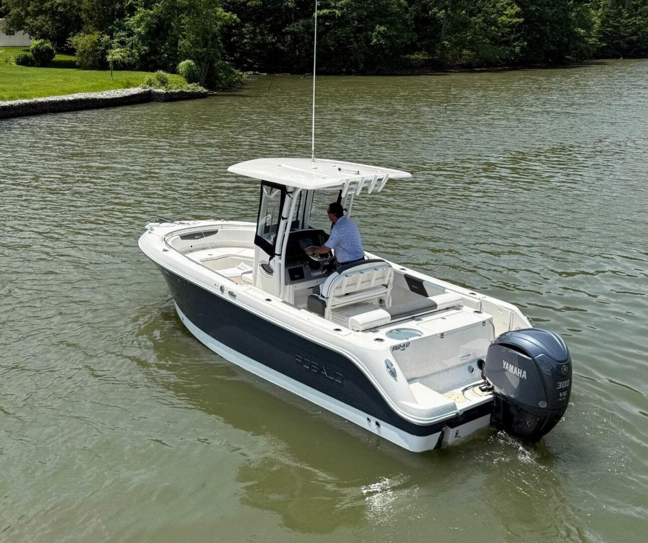 2022 Robalo R242 Center Console