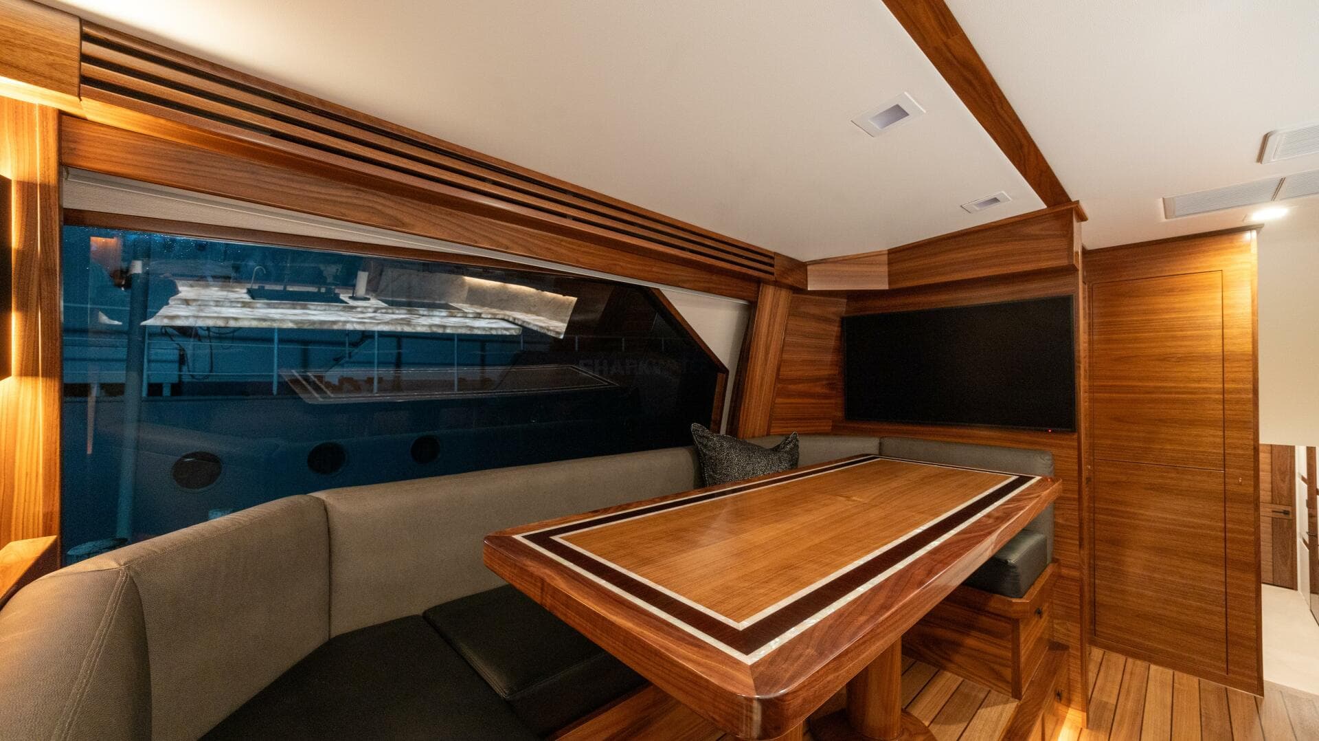 2025 82 Viking Convertible Boujie Dinette