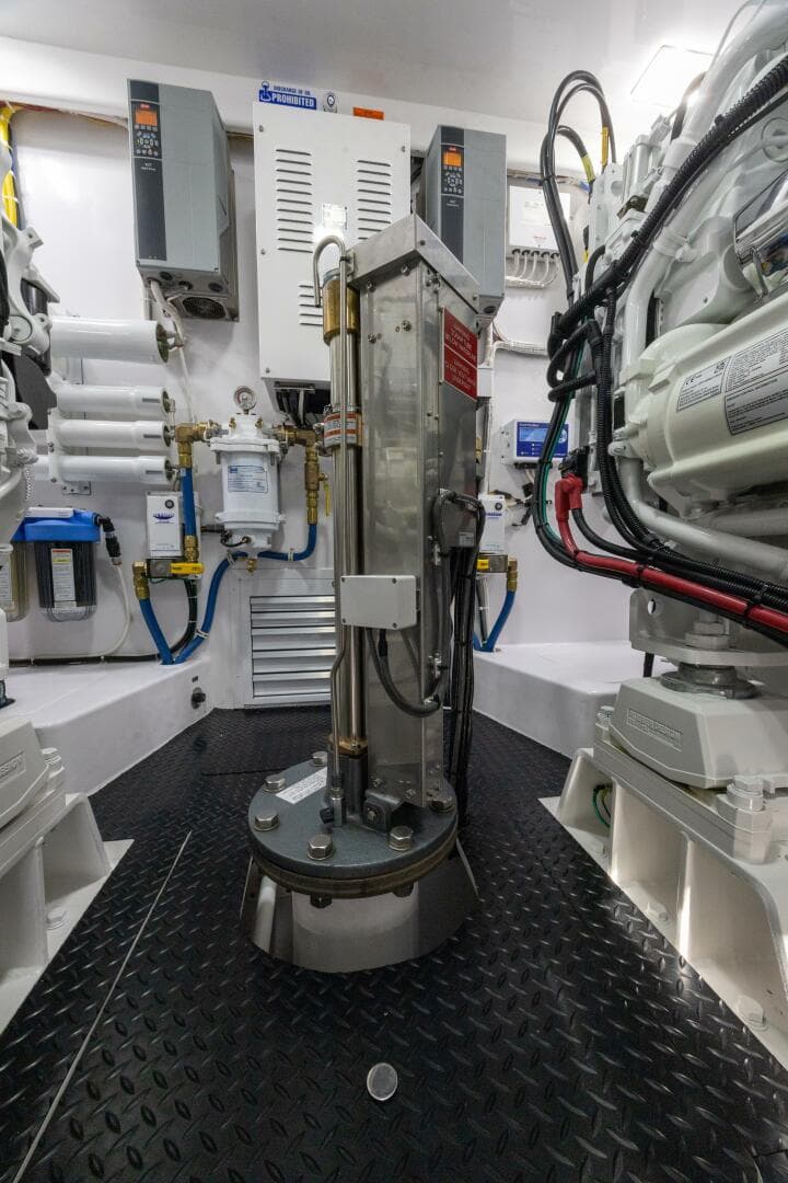 2025 82 Viking Convertible Boujie Sonar