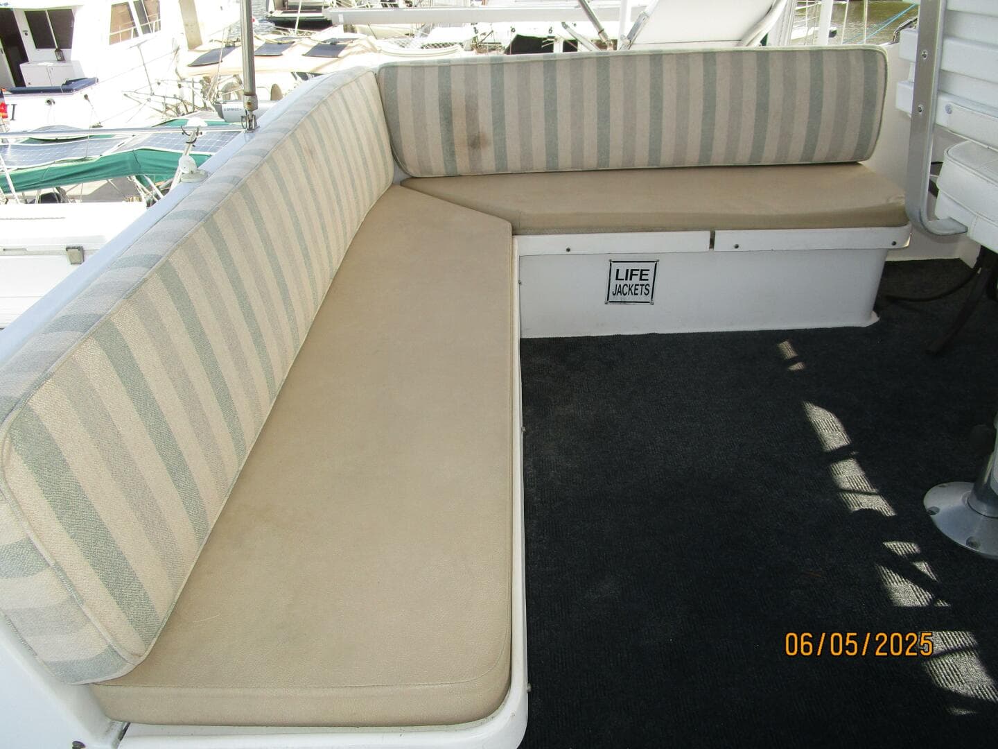 49' DeFever flybridge seating