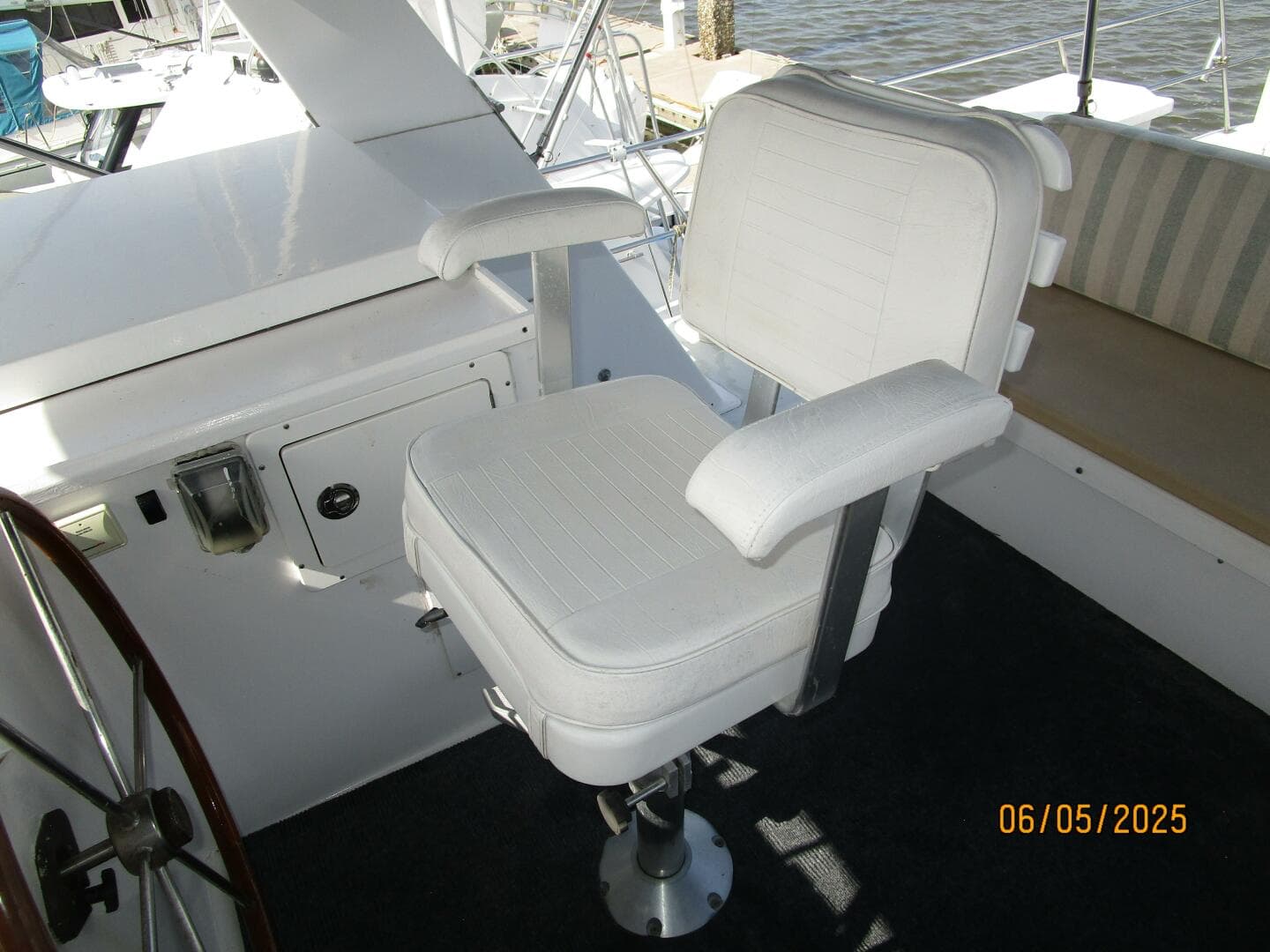 49' DeFever flybridge helmseat