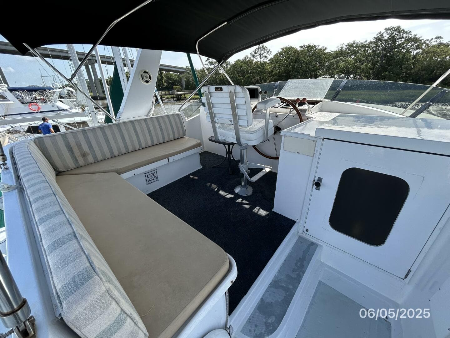49' DeFever flybridge helm1