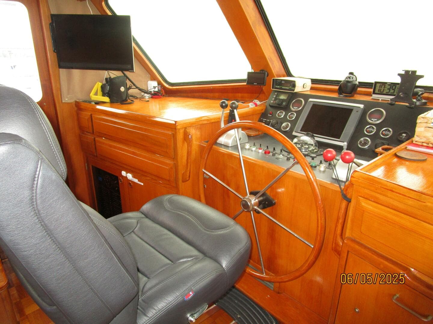 49' DeFever pilothouse helm1