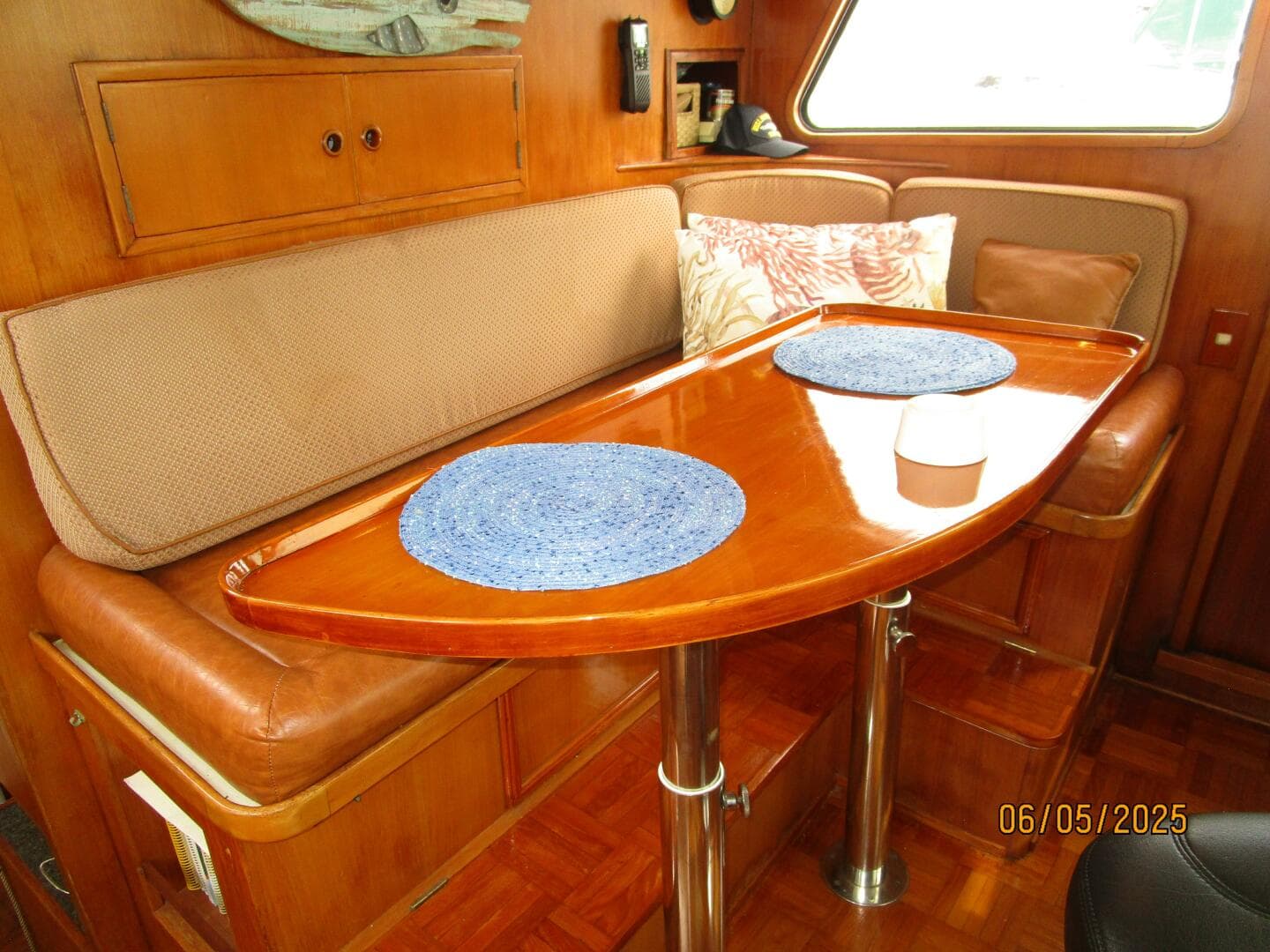 49' DeFever pilothouse seating1