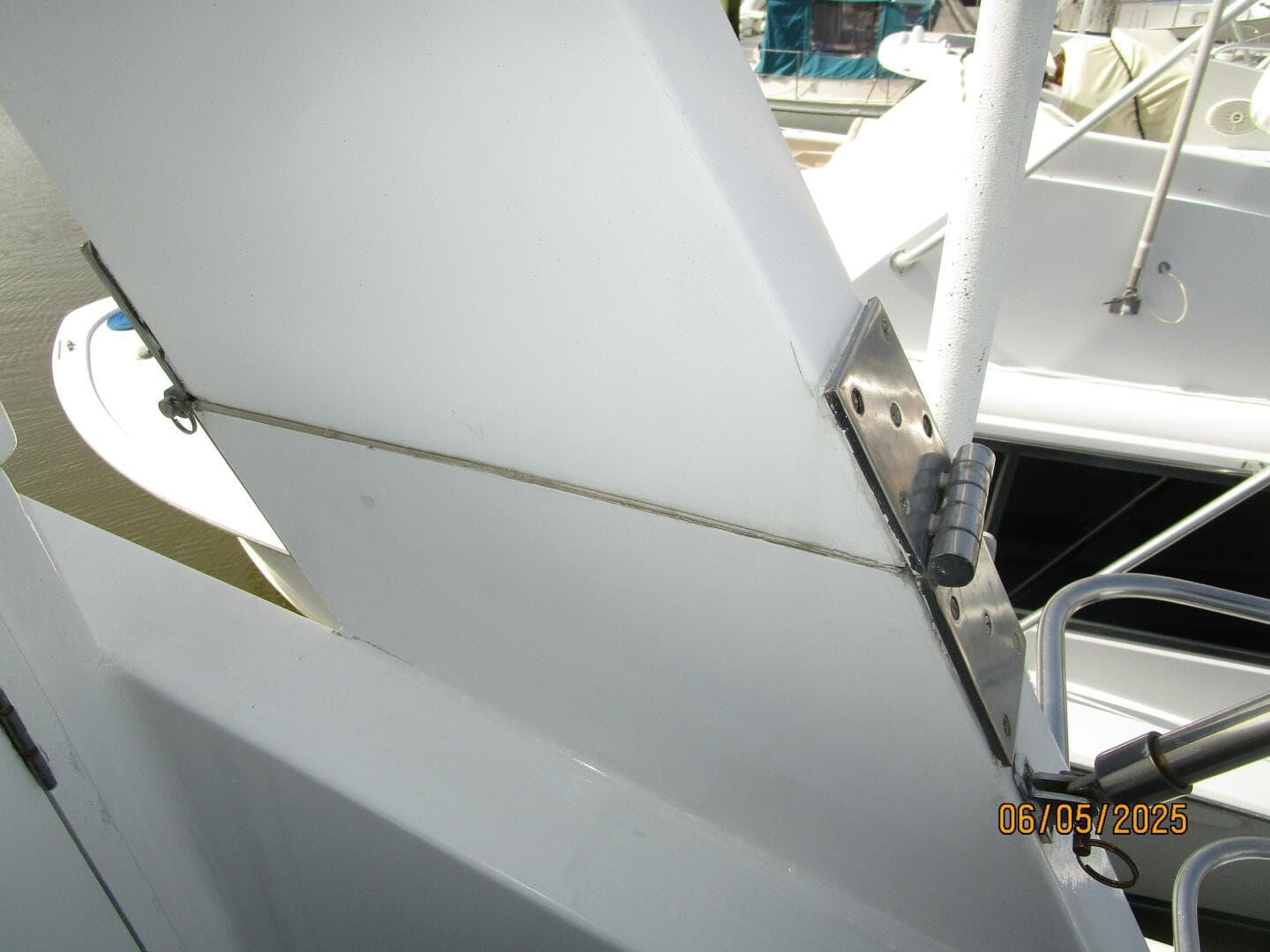 49' DeFever flybridge Radar arch hinge