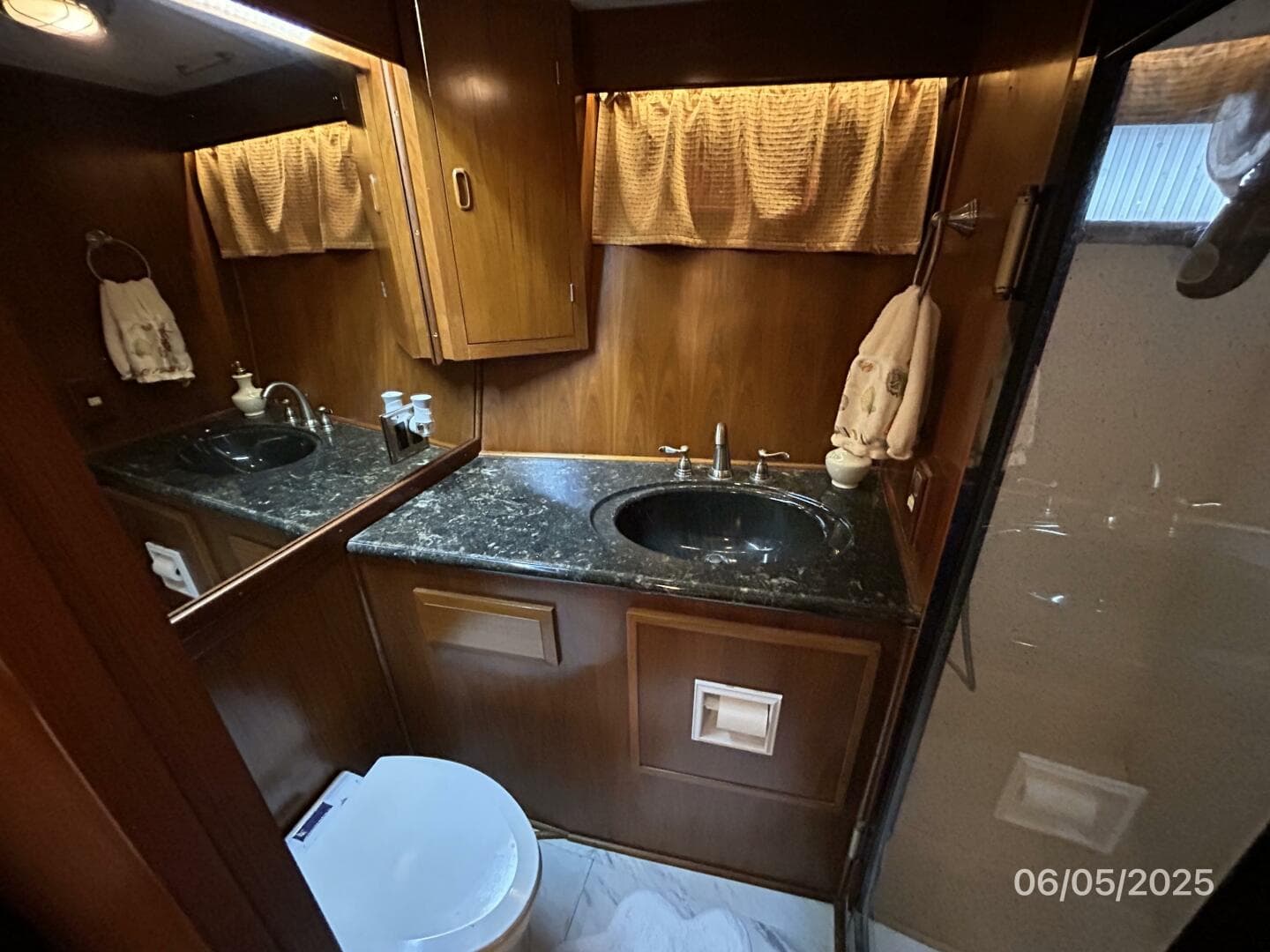 49' DeFever master stateroom head