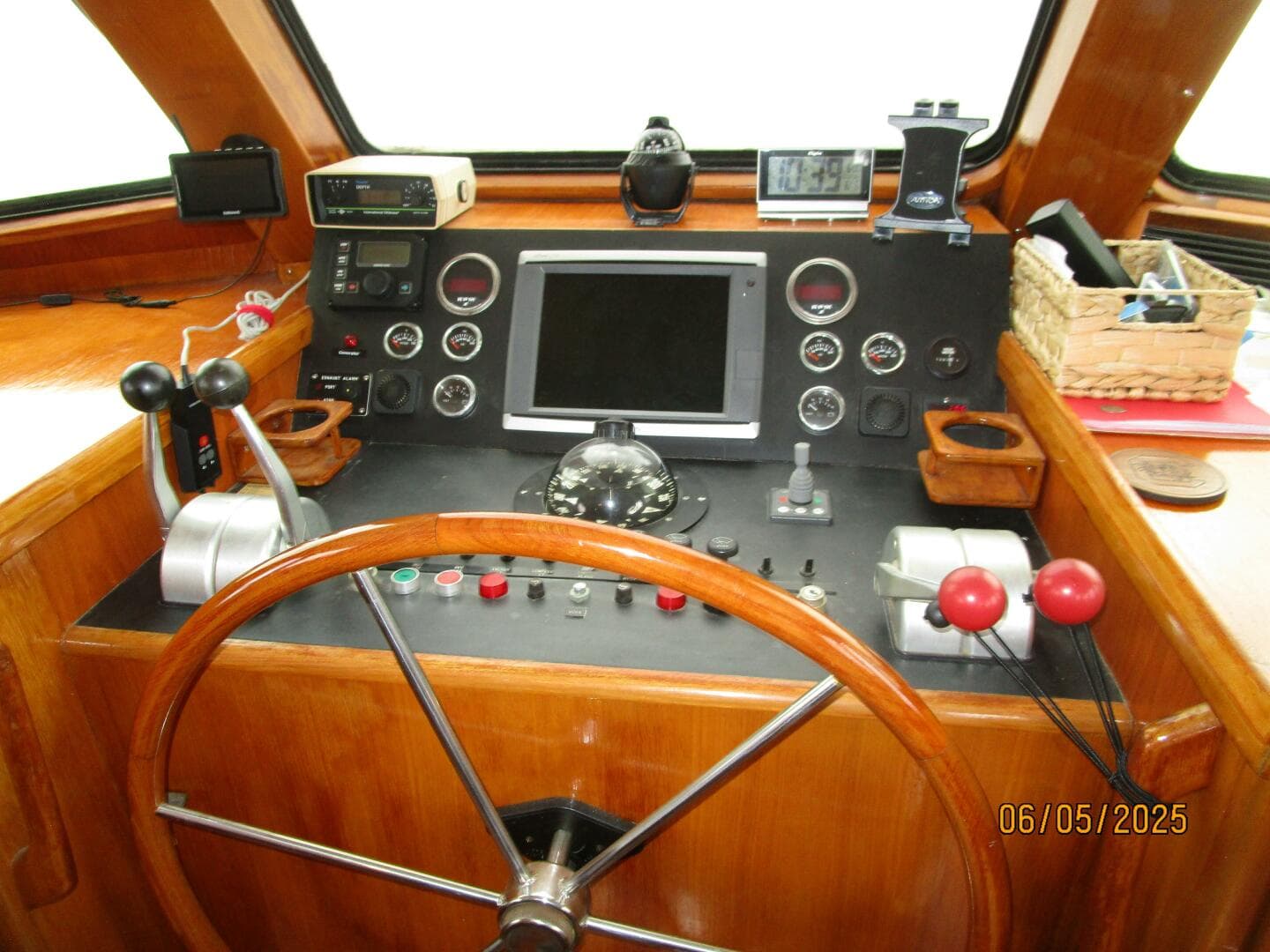 49' DeFever pilothouse helm3
