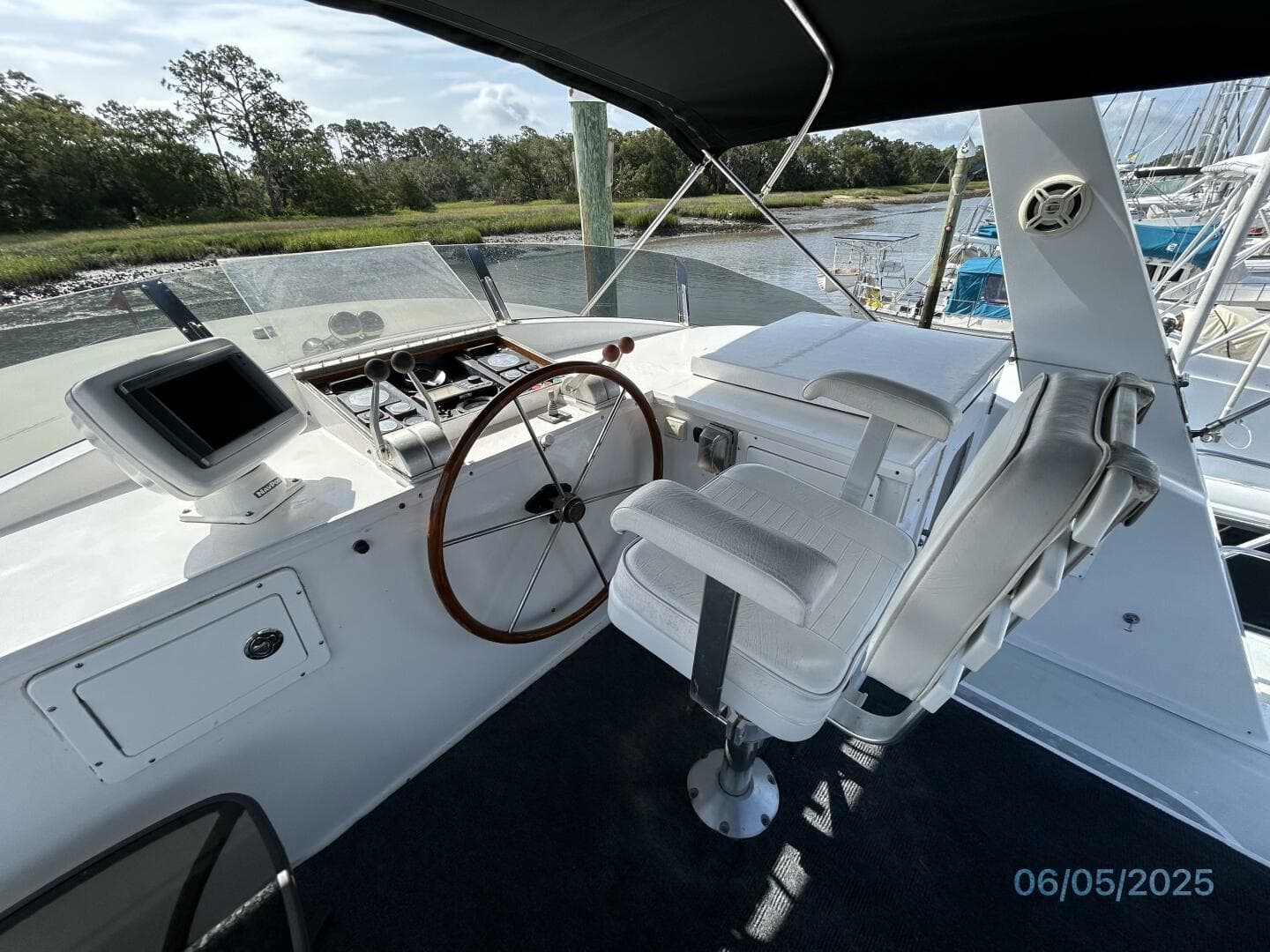 49' DeFever flybridge helm3