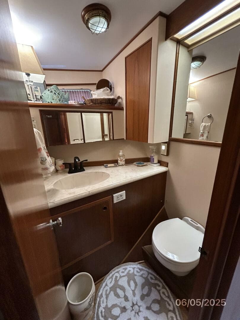 49' DeFever guest stateroom head
