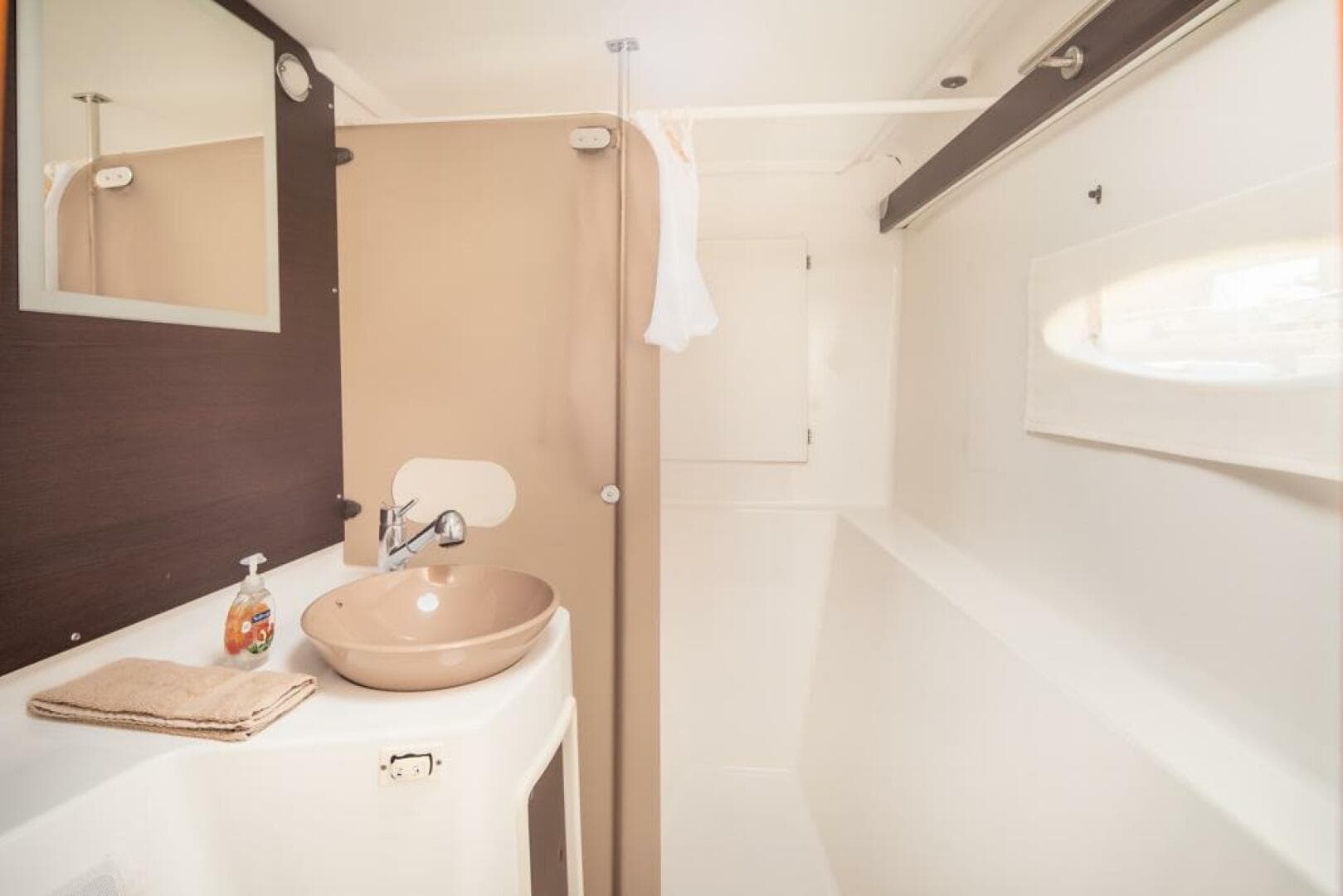 2013-fountaine-pajot-lipari-41-sail-9392749-20240517061429187-1_XLARGE.jpg