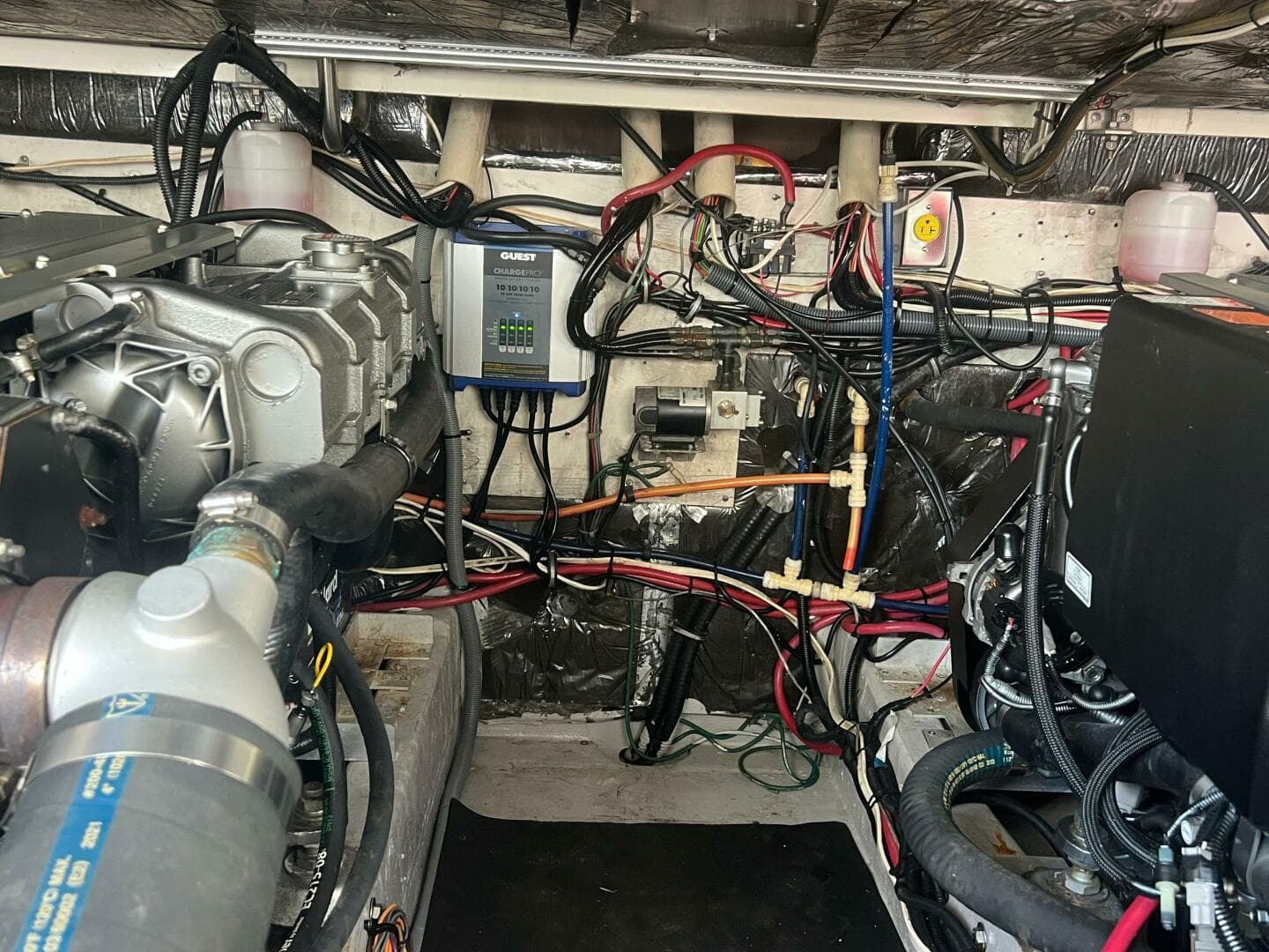 1997 Pursuit 3000 Offshore Express