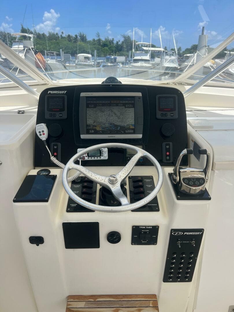 1997 Pursuit 3000 Offshore Express