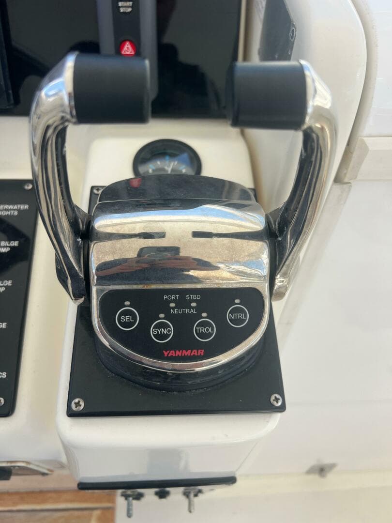 1997 Pursuit 3000 Offshore Express