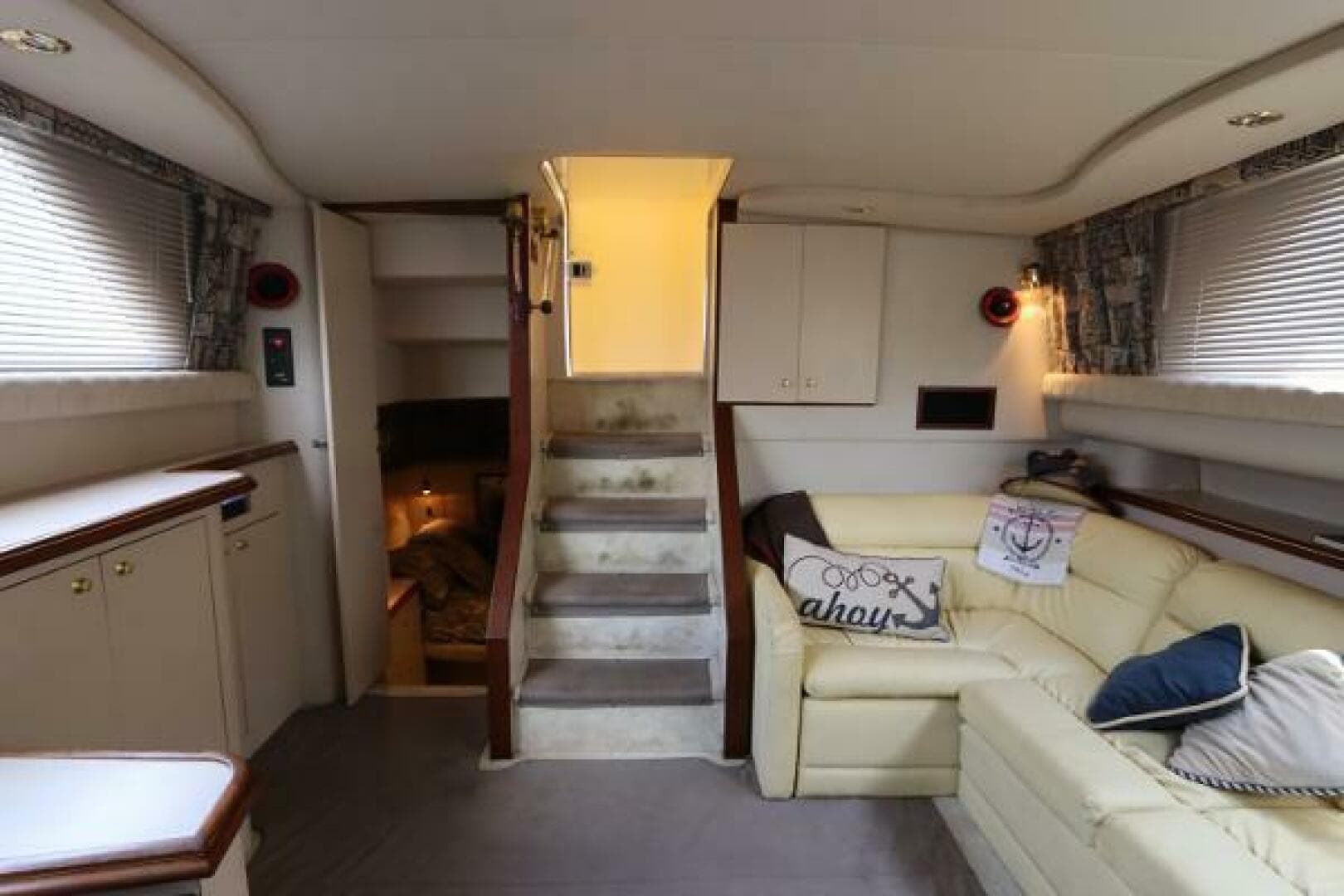 1999 Cruisers Yachts 3750 Motor Yacht