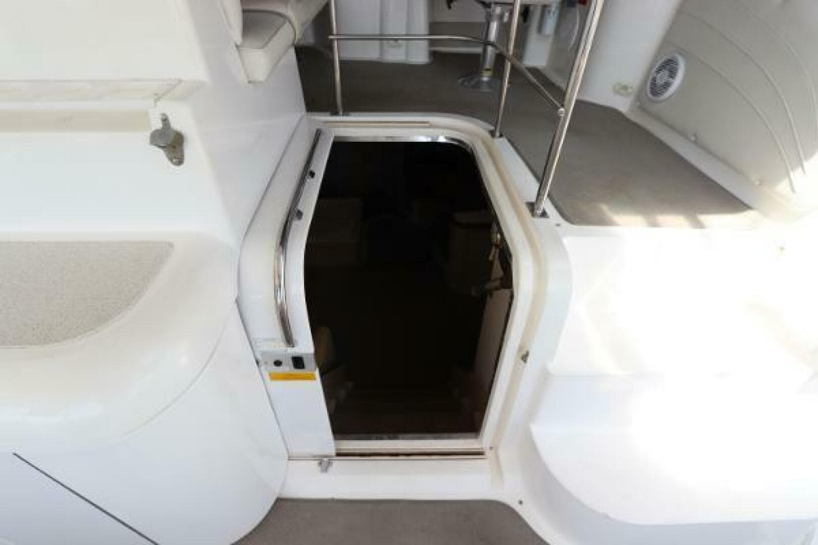 1999 Cruisers Yachts 3750 Motor Yacht