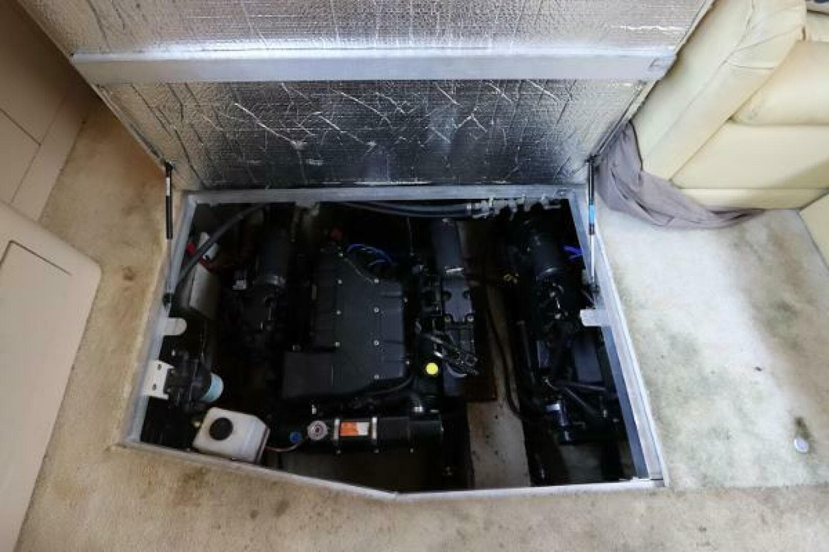 1999 Cruisers Yachts 3750 Motor Yacht