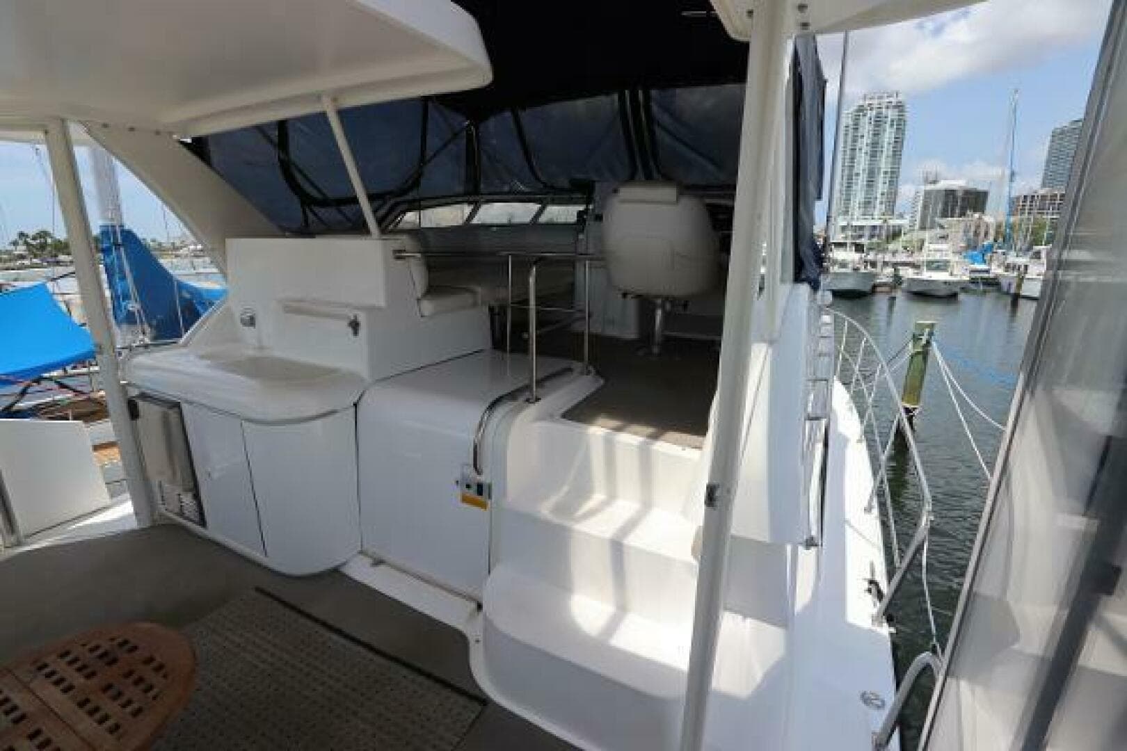 1999 Cruisers Yachts 3750 Motor Yacht