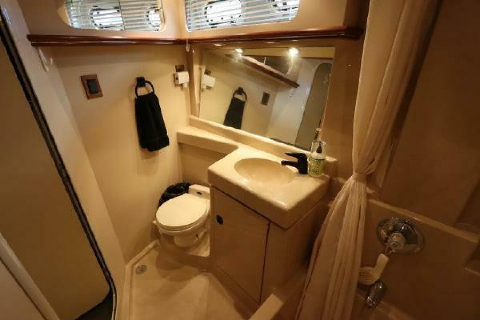 1999 Cruisers Yachts 3750 Motor Yacht