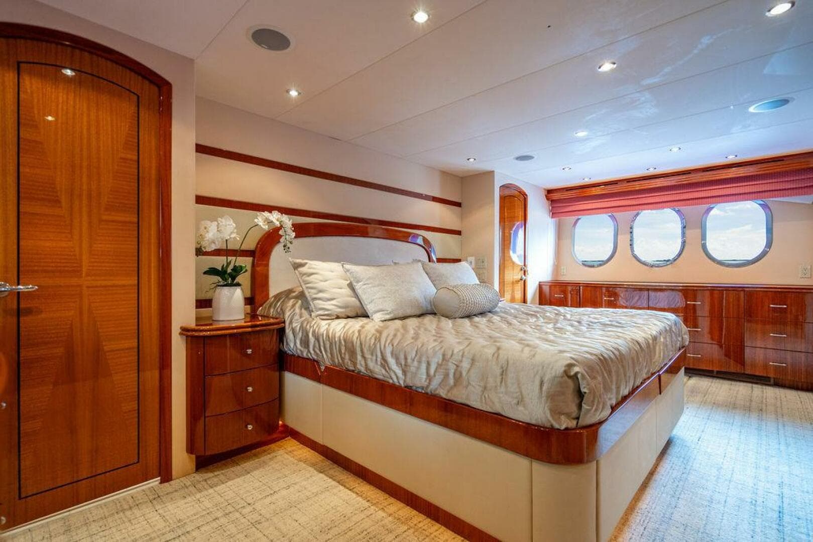 2007 Hatteras Enclosed Bridge MY