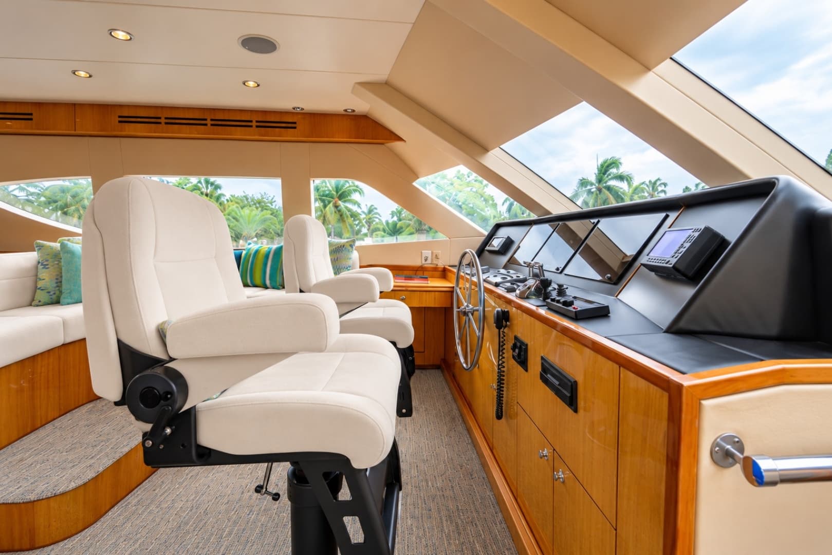 2007 Hatteras Enclosed Bridge MY