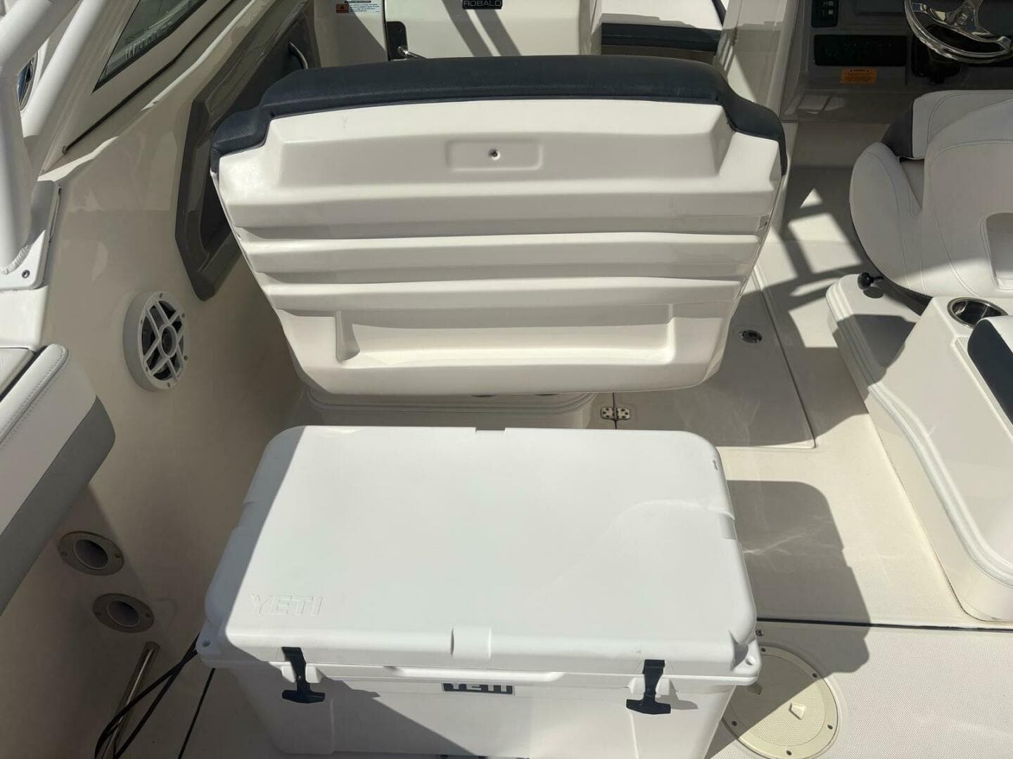 2021 Robalo R247 Dual Console