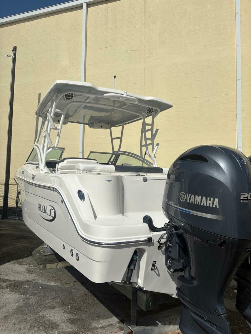 2021 Robalo R247 Dual Console