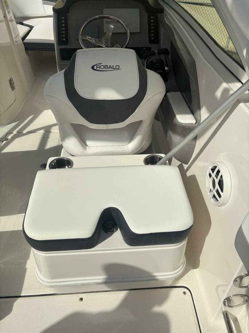 2021 Robalo R247 Dual Console