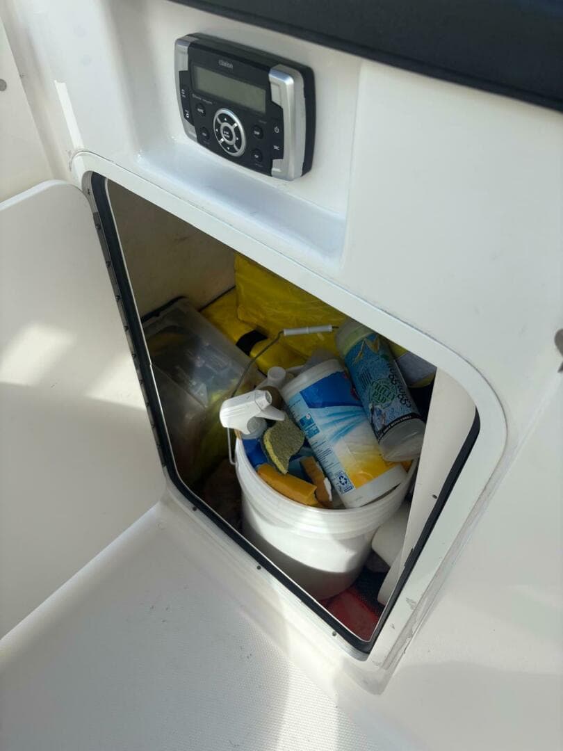 2021 Robalo R247 Dual Console