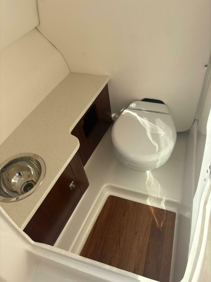 2021 Robalo R247 Dual Console