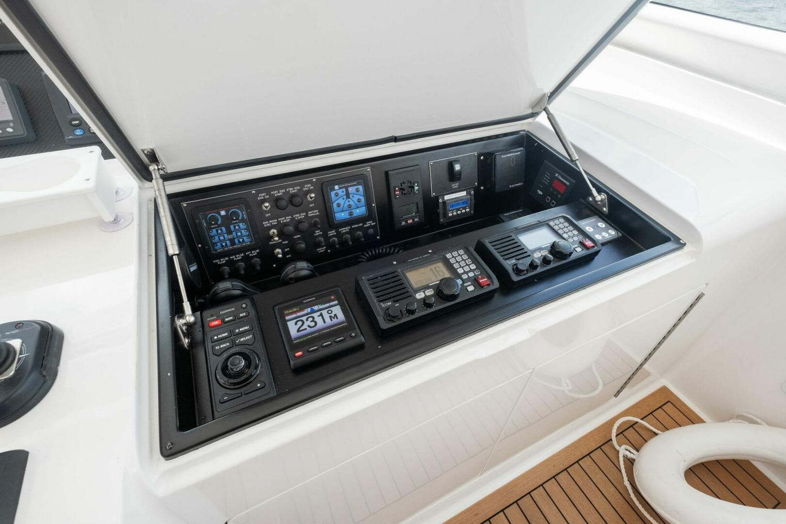 2015 Viking 52 Open "Terrabbean" - Helm