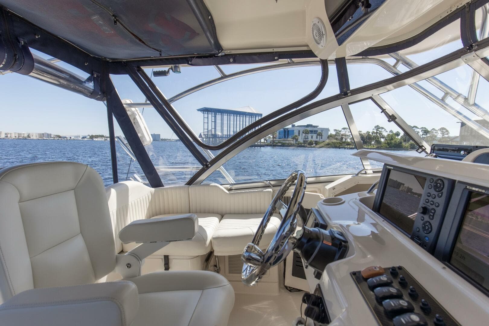 2009 33 Grady White 330 No Name Helm